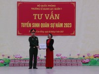 Lãnh đạo Trường Sĩ quan lục quân 1 tặng quà lưu niệm cho nhà trường