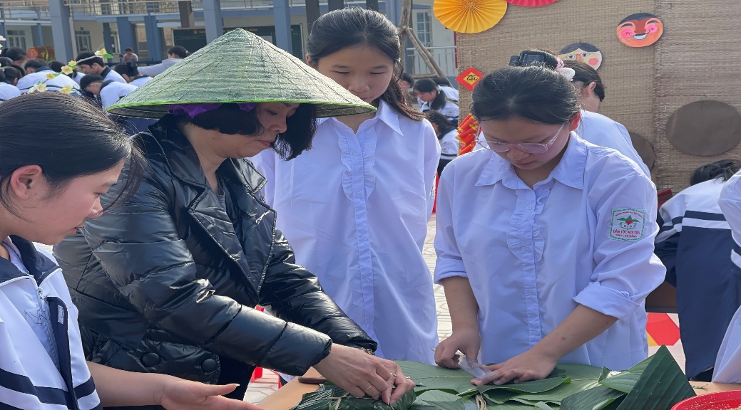 HOẠT ĐỘNG TRẢI NGHIỆM THI "GÓI BÁNH CHƯNG - HƯƠNG VỊ NGÀY XUÂN" CỦA CÁC HỌC SINH TRƯỜNG PHỔ THÔNG DÂN TỘC NỘI TRÚ TỈNH CAO BẰNG