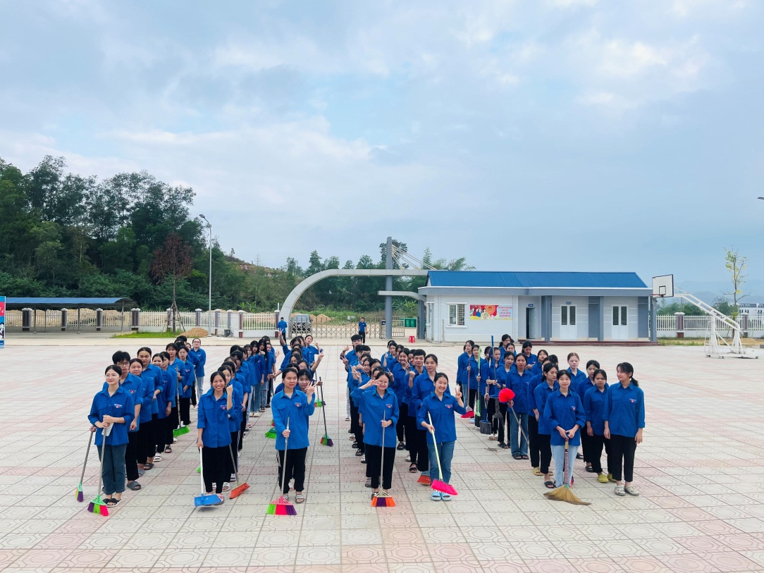 NGÀY CHỦ NHẬT XANH: ĐOÀN VIÊN THANH NIÊN CHUNG TAY LÀM SẠCH MÔI TRƯỜNG