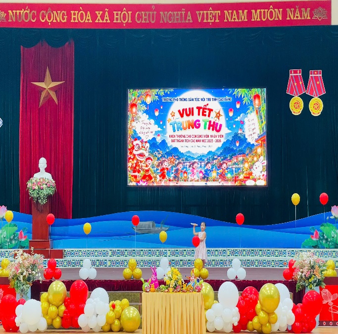 Rộn ràng đêm hội “Vui Tết Trung thu” dành cho con cán bộ, giáo viên, nhân viên Trường PT DTNT tỉnh Cao Bằng