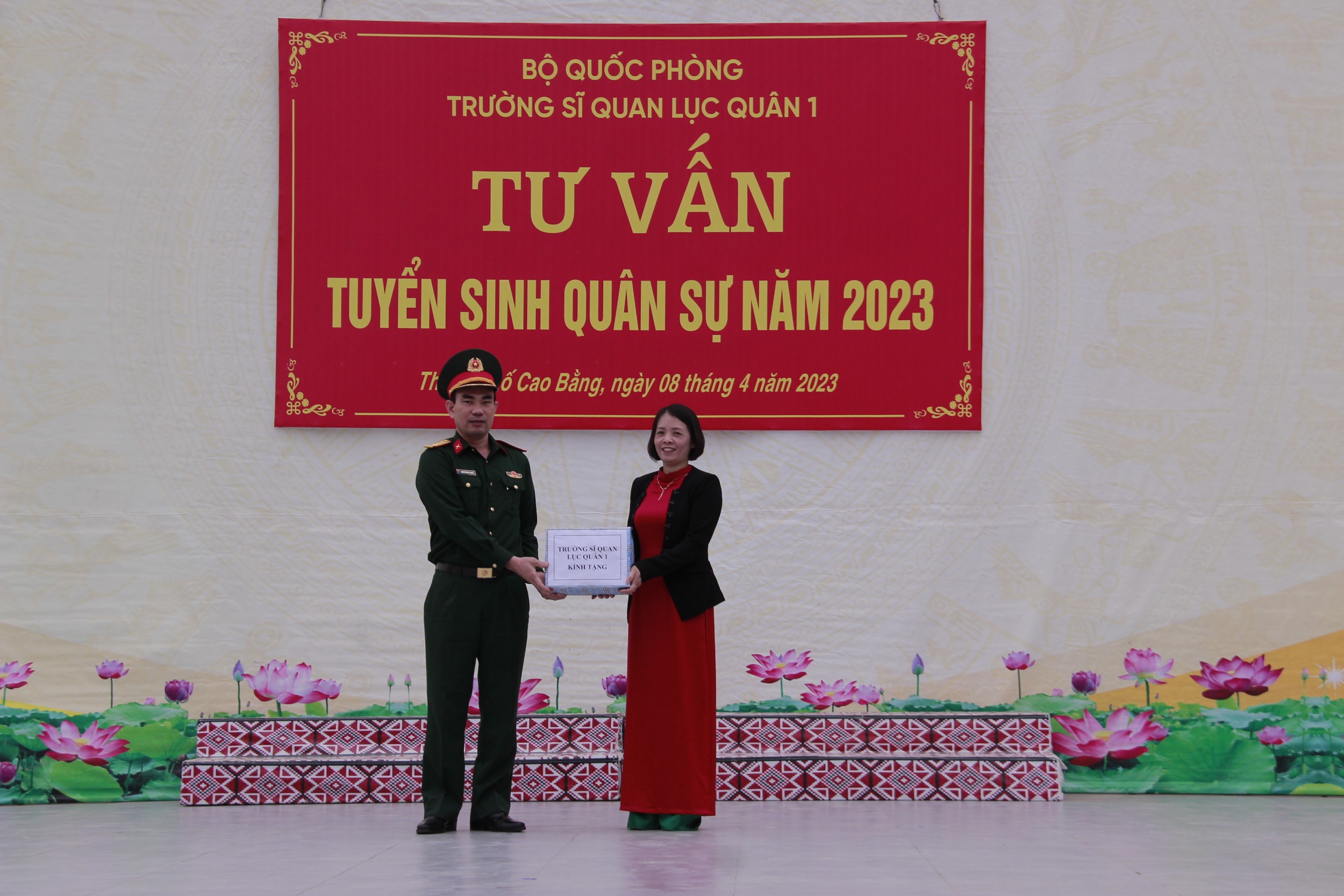 Lãnh đạo Trường Sĩ quan lục quân 1 tặng quà lưu niệm cho nhà trường